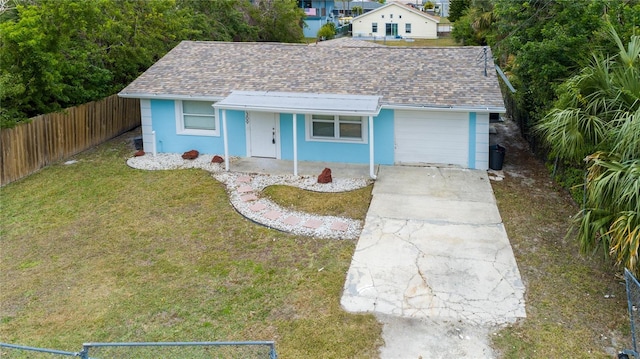 view of front of house featuring a front lawn and a garage