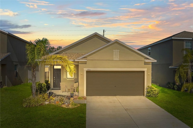 view of front of property featuring a yard