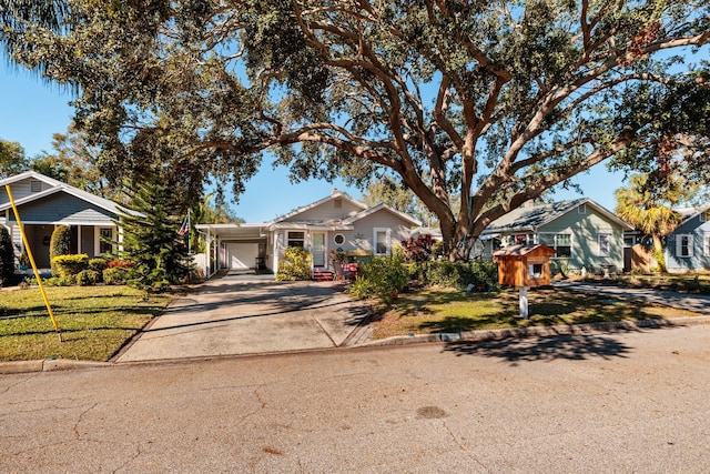 view of front of home featuring a front yard