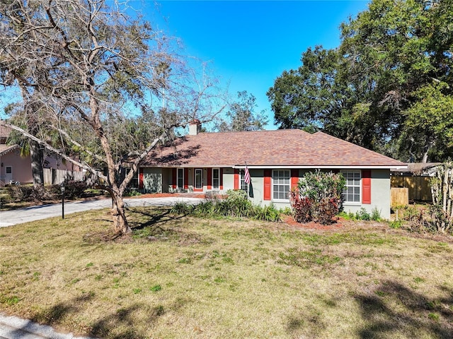 single story home with a front lawn