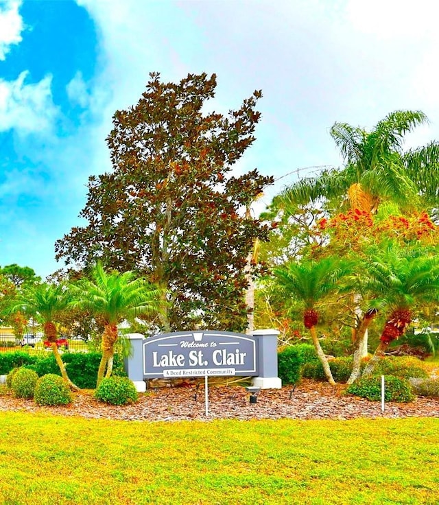 community / neighborhood sign featuring a lawn