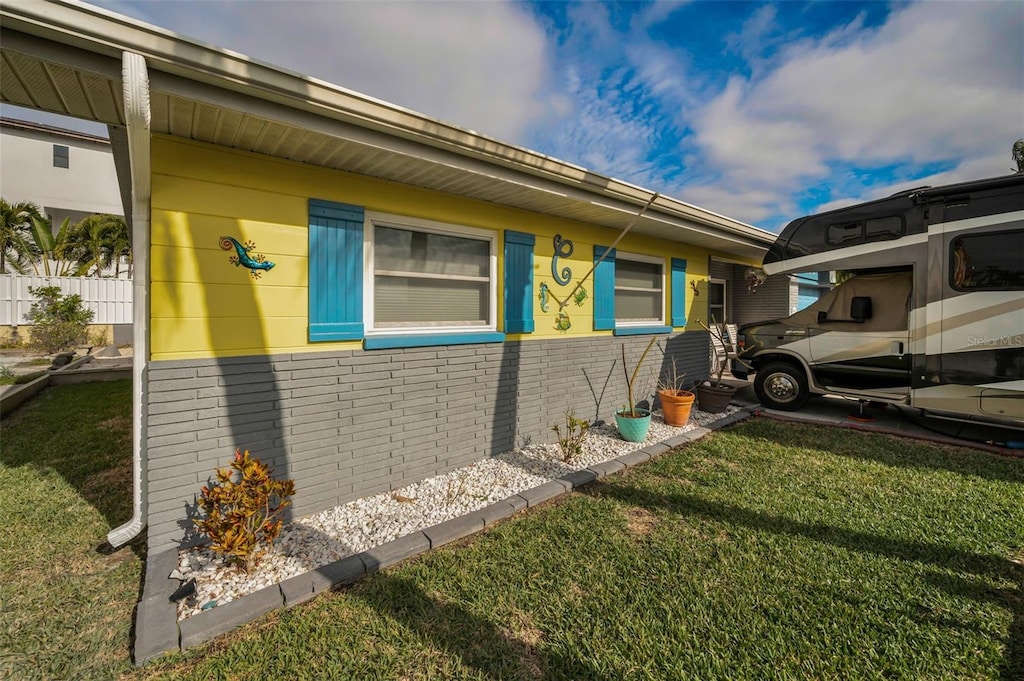 view of front of house featuring a front yard