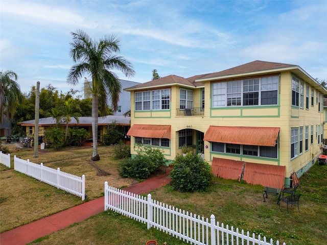 view of front facade with a front yard