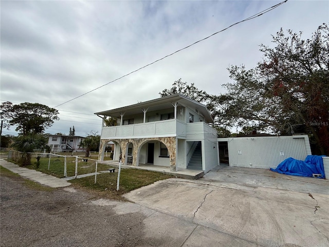 view of front of property featuring a balcony