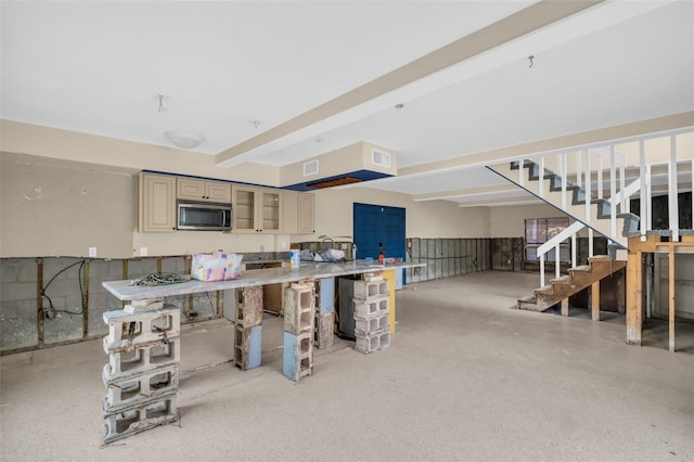 kitchen featuring a breakfast bar area and cream cabinets