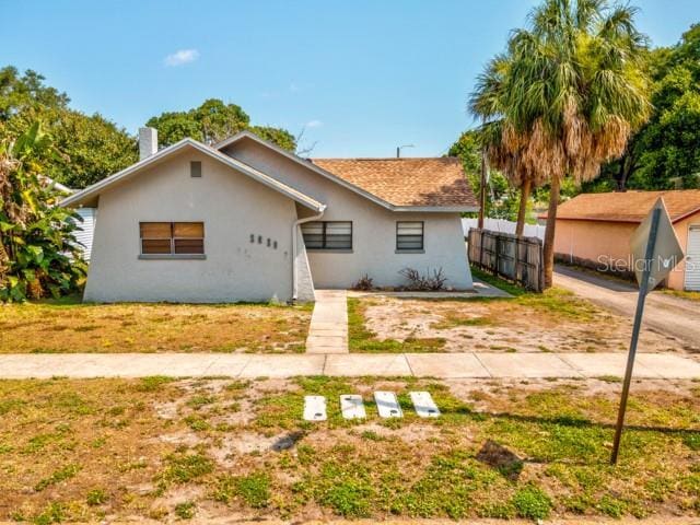 single story home featuring a front yard