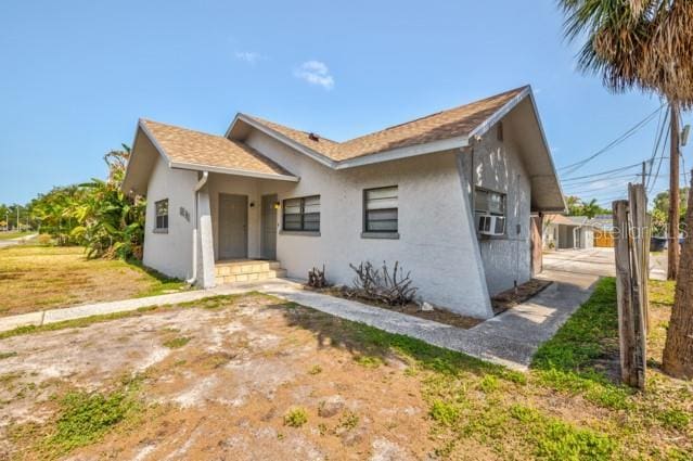 view of front of house featuring a front yard