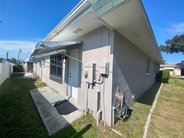 view of side of property featuring a lawn