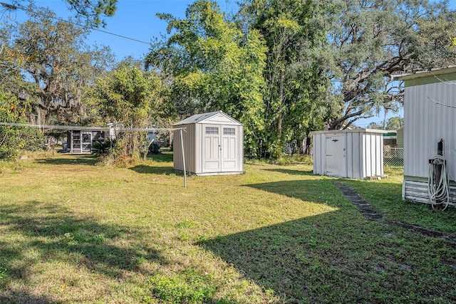 view of yard featuring a storage shed