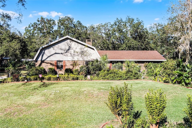 view of front of house featuring a front lawn