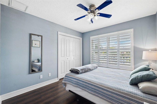 bedroom with a closet, ceiling fan, a textured ceiling, and dark hardwood / wood-style floors