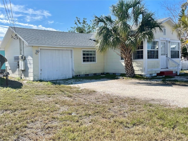 view of front of property featuring a front yard and a garage