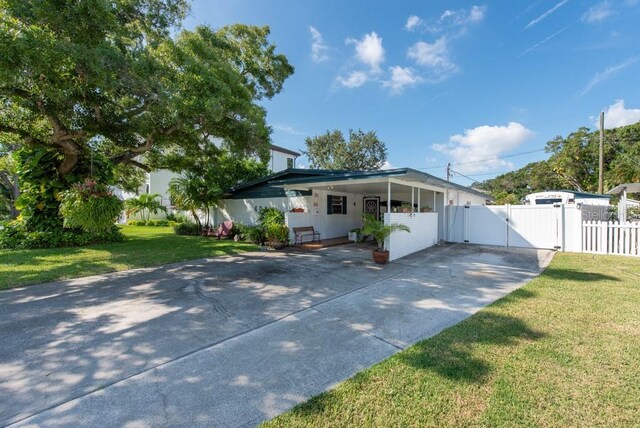 604 Danube Ave, Tampa, FL 33606 - view of front facade with a carport and a front lawn