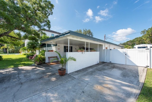 604 Danube Ave, Tampa, FL 33606 - view of front of house featuring a front lawn and a carport
