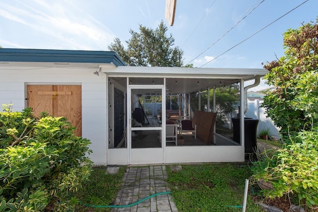 604 Danube Ave, Tampa, FL 33606 - exterior space with a sunroom