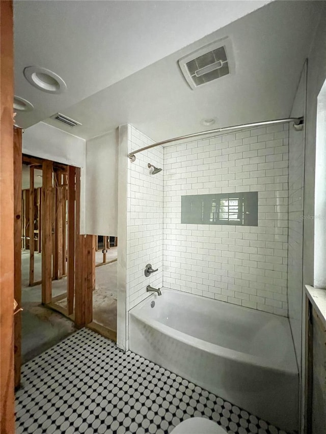 bathroom featuring tiled shower / bath