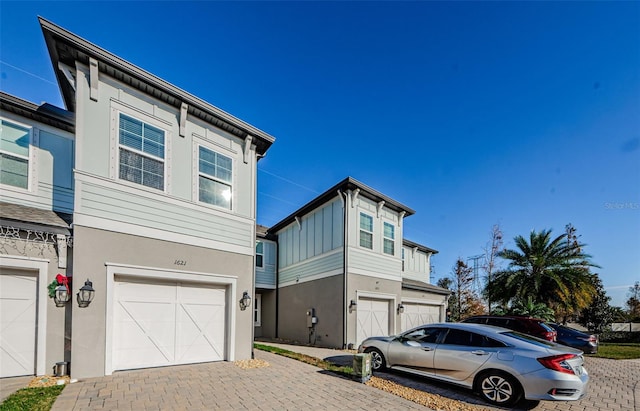 view of front facade featuring a garage