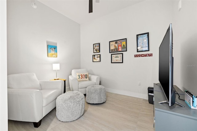 sitting room with ceiling fan