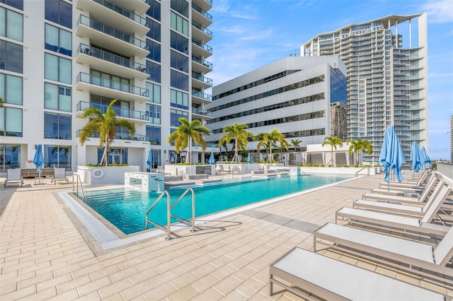 301 1st St S Unit 2006, Saint Petersburg, FL 33701 - pool with a patio area