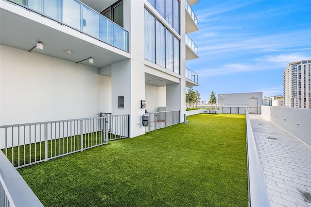 301 1st St S Unit 2006, Saint Petersburg, FL 33701 - view of yard featuring fence