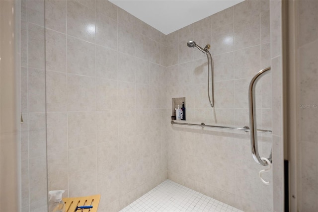 bathroom featuring tiled shower