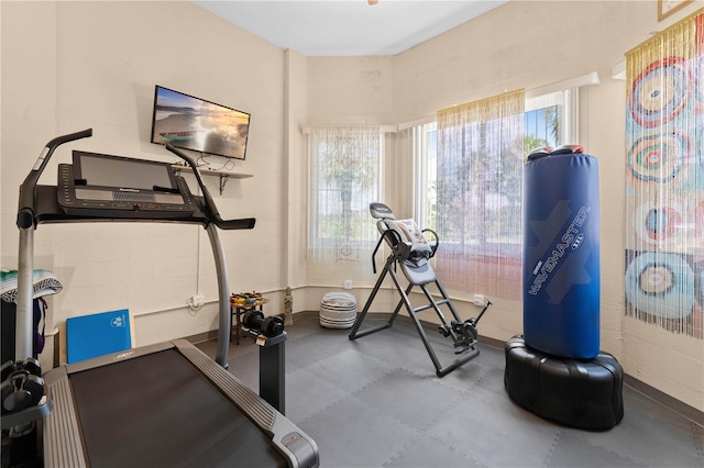 workout room with baseboards
