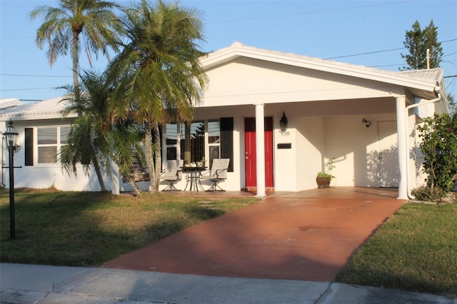 view of front facade featuring a carport and a front yard