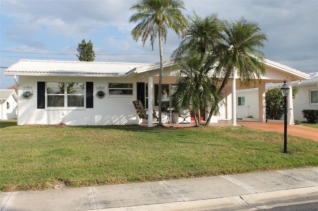 view of front of home featuring a carport and a front lawn