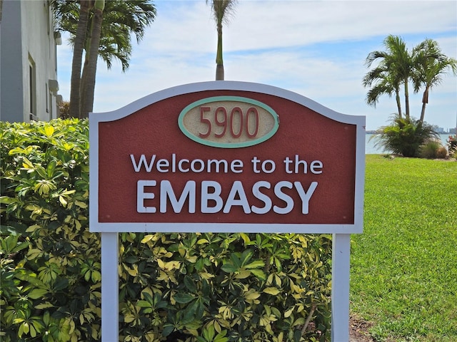 community / neighborhood sign featuring a lawn