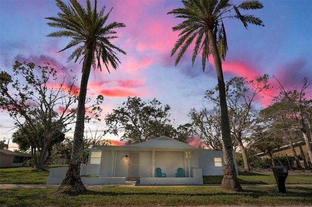 view of front of house featuring a lawn