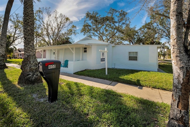 view of front of property with a front yard