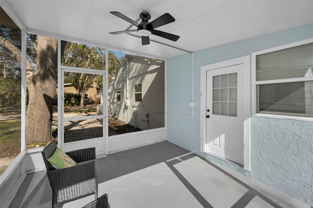 sunroom with ceiling fan