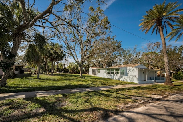 402 Pineapple St, Tarpon Springs, FL 34689 - view of front of home featuring stucco siding and a front lawn