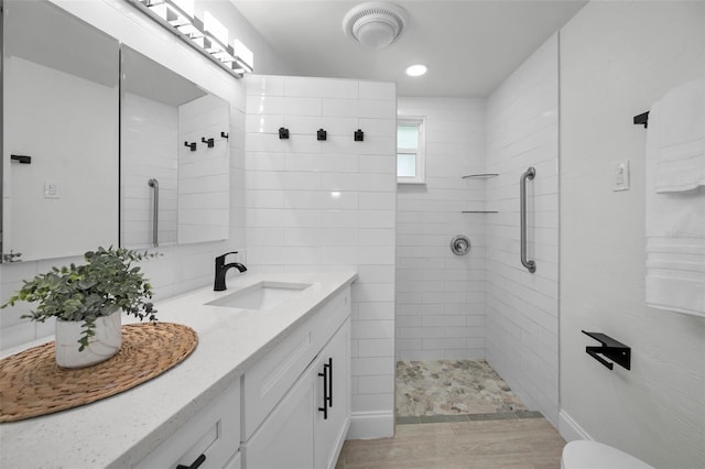 402 Pineapple St, Tarpon Springs, FL 34689 - full bathroom with vanity, visible vents, toilet, tiled shower, and recessed lighting
