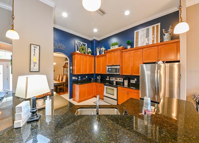 kitchen with sink, hanging light fixtures, crown molding, and appliances with stainless steel finishes