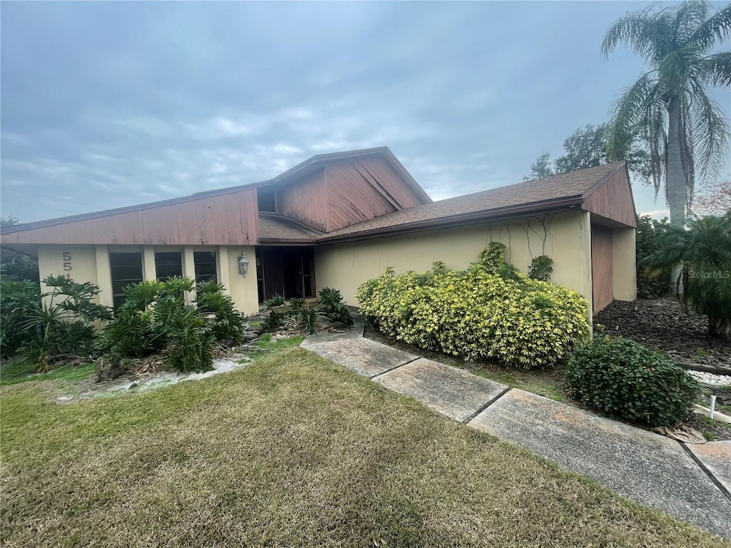 view of front of home with a front lawn