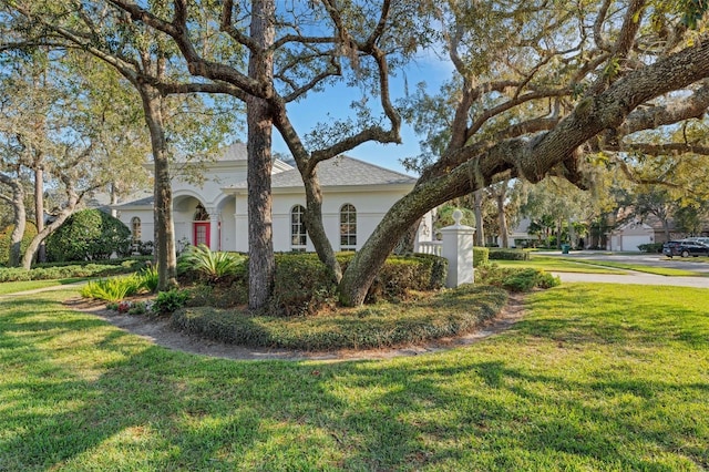 view of front facade with a front lawn