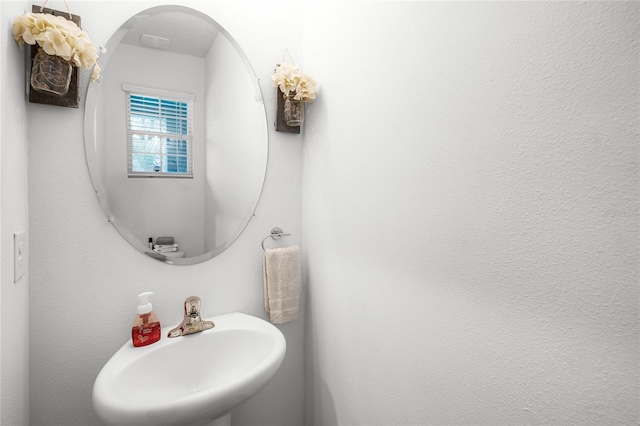 bathroom featuring sink