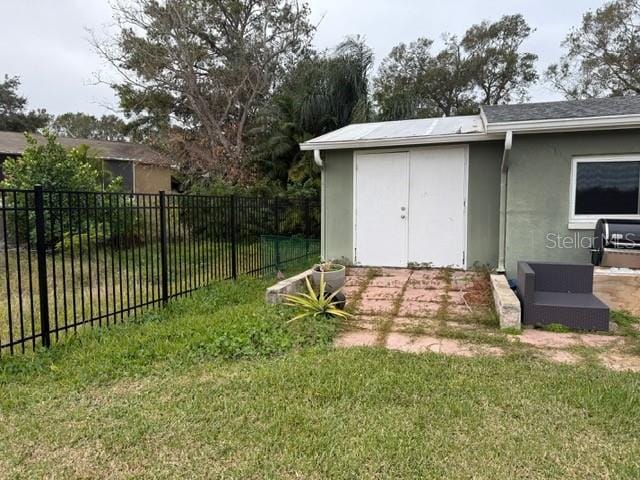 view of yard with a storage unit