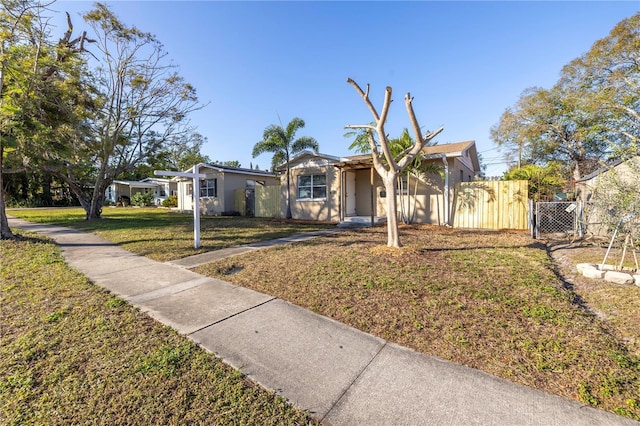 view of front facade featuring a front lawn