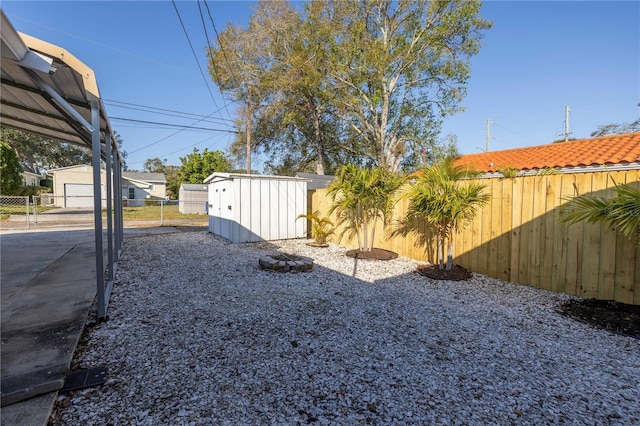 view of yard featuring a storage unit