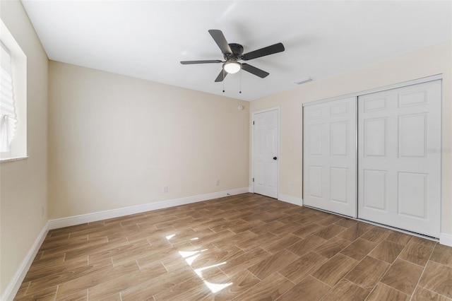 unfurnished bedroom featuring ceiling fan and a closet