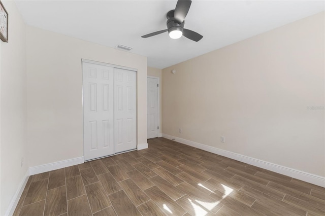 unfurnished bedroom with ceiling fan and a closet