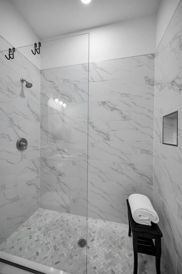 bathroom featuring a tile shower