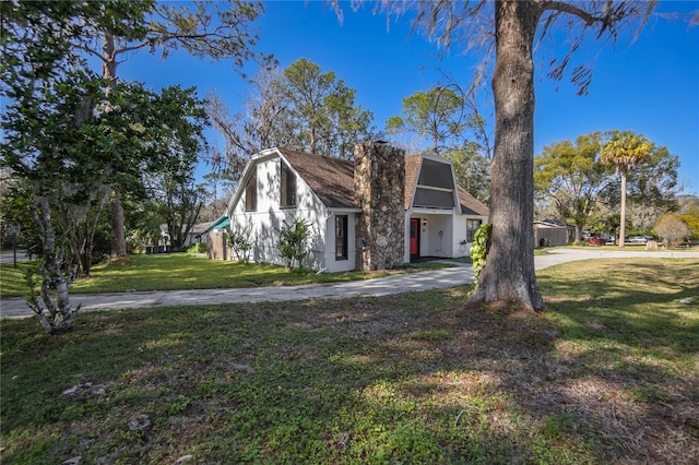 view of front of property featuring a front yard