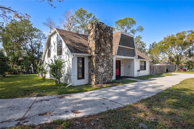 view of front of home featuring a front lawn