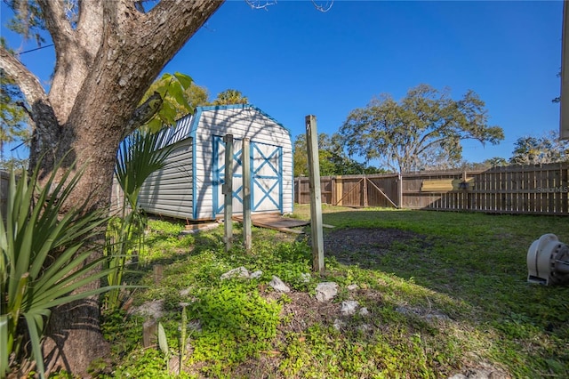 view of yard with a storage shed