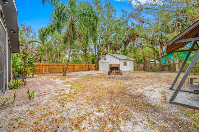 view of yard with a garage and an outdoor structure