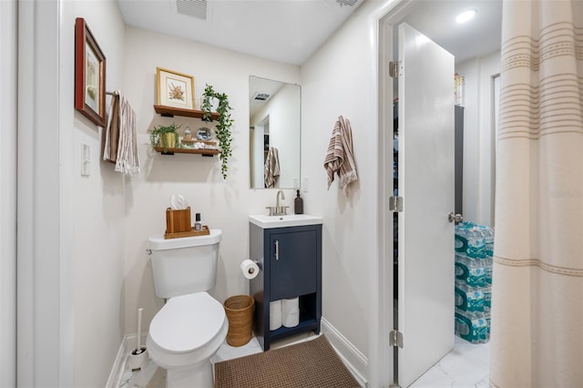 bathroom with a shower with shower curtain, vanity, and toilet