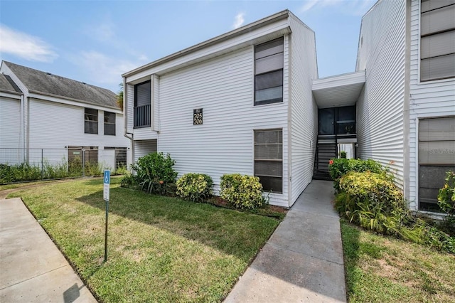 view of front of property featuring a front yard